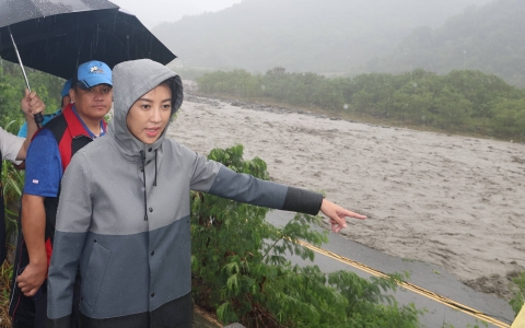 不畏凱米強颱風狂雨驟 許縣長信義水里投市勘災